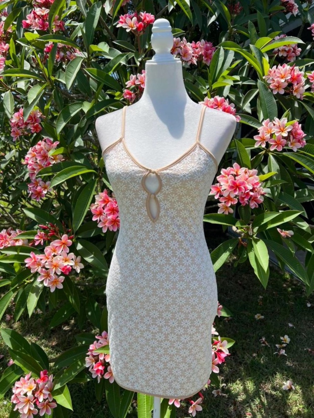 Ocean drive beachy floral lace mini dress with key hole cut out. Size medium.